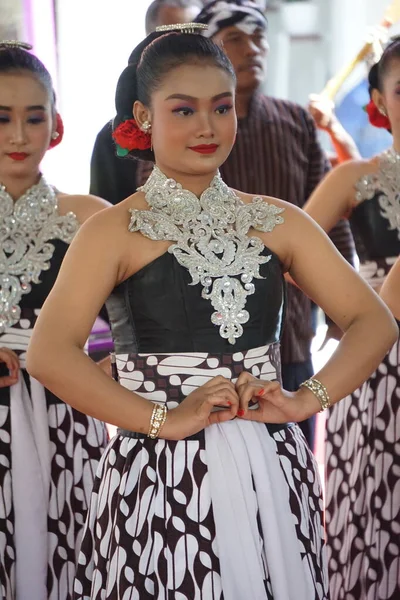 Danses Traditionnelles Indonésiennes Avec Vêtements Traditionnels — Photo