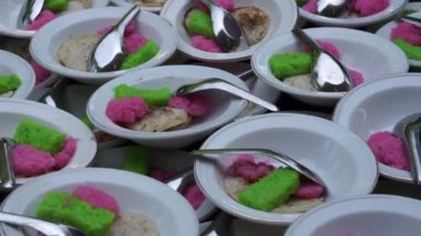Geleneksel bir pazarda alıcılar için Dawet Serabi. Geleneksel Java usulü pirinç unu iplikçikleri bir top haline getirilip hindistan cevizi sütü ve palmiye şekeriyle yenir.