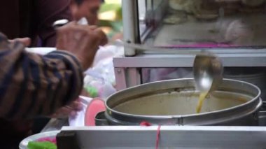 Geleneksel bir pazarda alıcılar için Dawet Serabi. Geleneksel Java usulü pirinç unu iplikçikleri bir top haline getirilip hindistan cevizi sütü ve palmiye şekeriyle yenir.