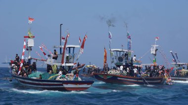 Tambakrejo sahilinde Petik laut töreni. Petik laut, Cava balıkçılarının şükran günüdür ve Endonezya 'nın soyut kültürel mirasından biridir.