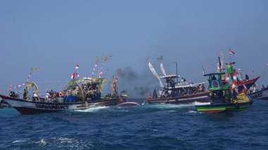 Tambakrejo sahilinde Petik laut töreni. Petik laut, Cava balıkçılarının şükran günüdür ve Endonezya 'nın soyut kültürel mirasından biridir.