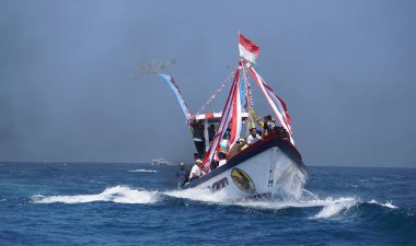 Tambakrejo sahilinde Petik laut töreni. Petik laut, Cava balıkçılarının şükran günüdür ve Endonezya 'nın soyut kültürel mirasından biridir.