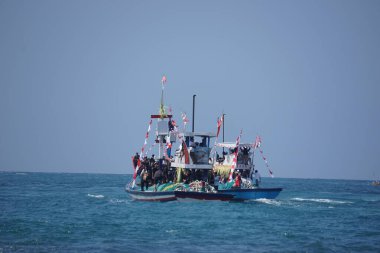 Tambakrejo sahilinde Petik laut töreni. Petik laut, Cava balıkçılarının şükran günüdür ve Endonezya 'nın soyut kültürel mirasından biridir.