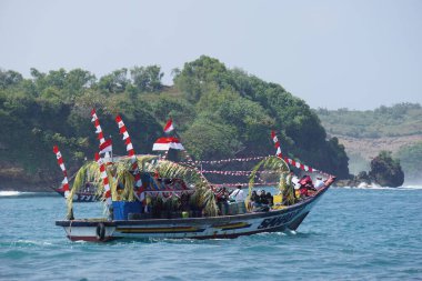Tambakrejo sahilinde Petik laut töreni. Petik laut, Cava balıkçılarının şükran günüdür ve Endonezya 'nın soyut kültürel mirasından biridir.