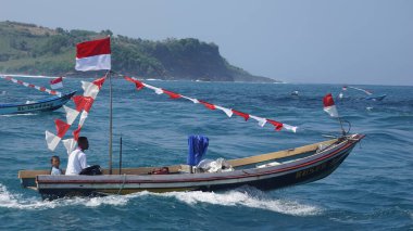 Tambakrejo sahilinde Petik laut töreni. Petik laut, Cava balıkçılarının şükran günüdür ve Endonezya 'nın soyut kültürel mirasından biridir.