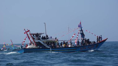 Tambakrejo sahilinde Petik laut töreni. Petik laut, Cava balıkçılarının şükran günüdür ve Endonezya 'nın soyut kültürel mirasından biridir.