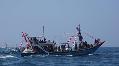 Tambakrejo sahilinde Petik laut töreni. Petik laut, Cava balıkçılarının şükran günüdür ve Endonezya 'nın soyut kültürel mirasından biridir.
