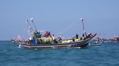 Tambakrejo sahilinde Petik laut töreni. Petik laut, Cava balıkçılarının şükran günüdür ve Endonezya 'nın soyut kültürel mirasından biridir.