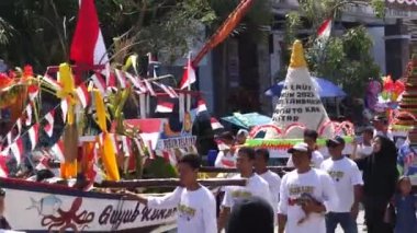 Tambakrejo sahilinde Petik laut töreni. Petik laut, Cava balıkçılarının şükran günüdür ve Endonezya 'nın soyut kültürel mirasından biridir.