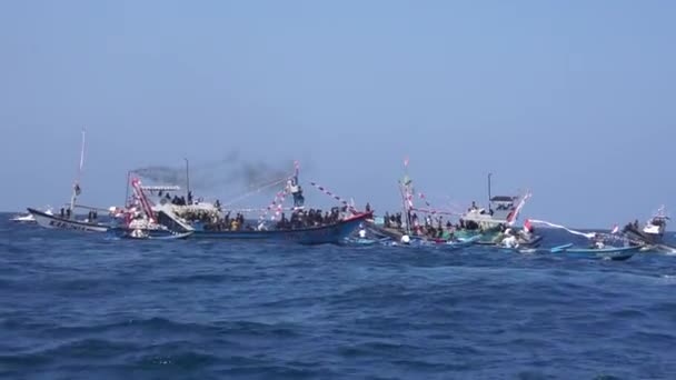 タンバクレジョ浜でのパティ ラウト式 プチラウトはジャワの漁師の感謝祭であり インドネシアの無形文化遺産の1つです — ストック動画