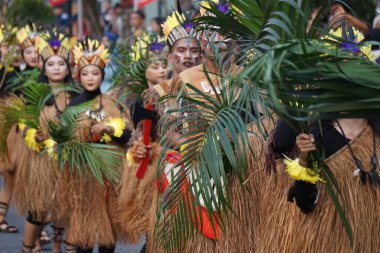 Pangkur sagu dansı BEN karnavalındaki papua dansından. Bu dans, Papuan halkının sagoyu hasat etmeye hazırlandığı aktiviteleri tasvir ediyor.