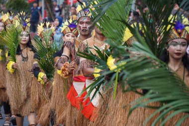 Pangkur sagu dansı BEN karnavalındaki papua dansından. Bu dans, Papuan halkının sagoyu hasat etmeye hazırlandığı aktiviteleri tasvir ediyor.