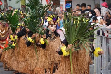 Pangkur sagu dansı BEN karnavalındaki papua dansından. Bu dans, Papuan halkının sagoyu hasat etmeye hazırlandığı aktiviteleri tasvir ediyor.