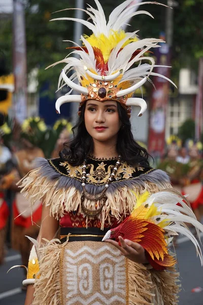 在Ben狂欢节上穿着传统木瓜服装的印尼人 — 图库照片