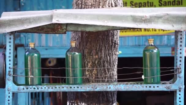 Benzin Üvegben Afféle Benzinkutas Kisvállalkozás Indonéziában — Stock videók
