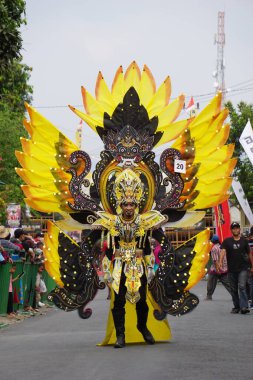 Kuş kostümlü Biro Moda Karnavalı