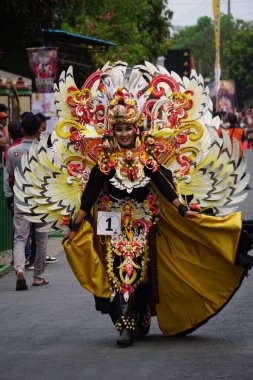 Kuş kostümlü Biro Moda Karnavalı