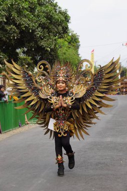 Kuş kostümlü Biro Moda Karnavalı