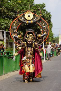 Bufalo kostümüyle Biro Moda Karnavalı