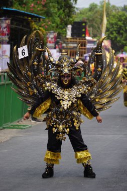Bufalo kostümüyle Biro Moda Karnavalı