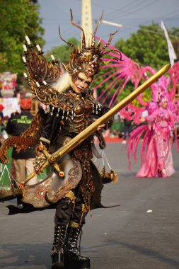 Egzotik kostümlü Biro Moda Karnavalı