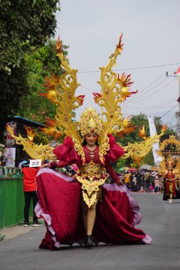 Egzotik kostümlü Biro Moda Karnavalı