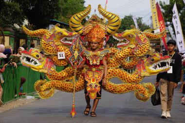Ejderha kostümlü Biro Moda Karnavalı