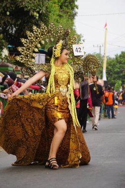 Egzotik kostümlü güzel katılımcı Biro Moda Karnavalı.