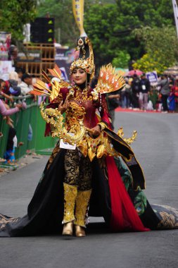 Egzotik kostümlü güzel katılımcı Biro Moda Karnavalı.