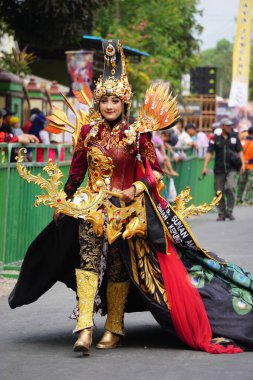 Egzotik kostümlü güzel katılımcı Biro Moda Karnavalı.