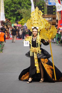 Egzotik kostümlü güzel katılımcı Biro Moda Karnavalı.