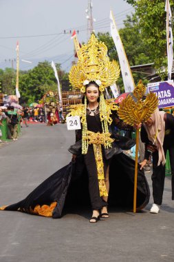 Egzotik kostümlü güzel katılımcı Biro Moda Karnavalı.