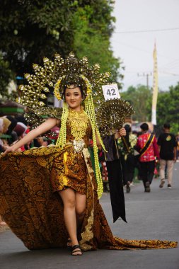 Egzotik kostümlü güzel katılımcı Biro Moda Karnavalı.