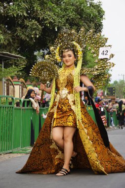 Egzotik kostümlü güzel katılımcı Biro Moda Karnavalı.