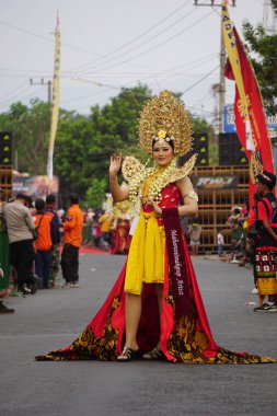 Egzotik kostümlü güzel katılımcı Biro Moda Karnavalı.