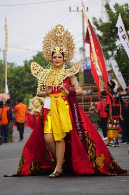 Egzotik kostümlü güzel katılımcı Biro Moda Karnavalı.