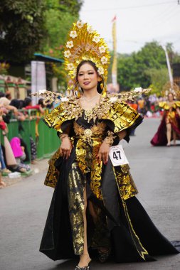 Egzotik kostümlü güzel katılımcı Biro Moda Karnavalı.