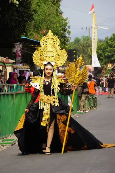 stock image Beautiful participant Biro Fashion Carnival with an exotic costume.