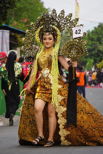 Egzotik kostümlü güzel katılımcı Biro Moda Karnavalı.