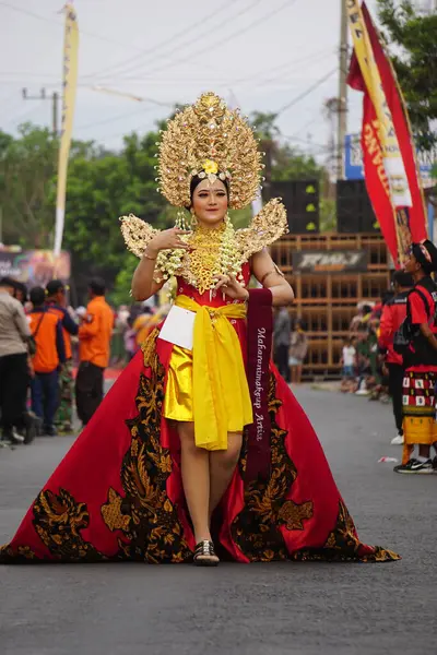 stock image Beautiful participant Biro Fashion Carnival with an exotic costume.