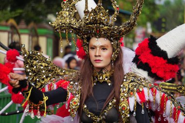 Katılımcı Biro Moda Karnavalı, kırbaç kostümüyle