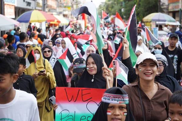 Bazı Endonezyalılar arabasız bir günde özgür bir Filistin istiyor.