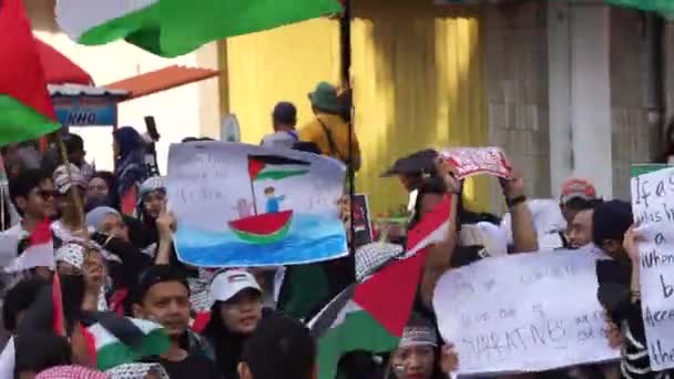 一部のインドネシア人は 自動車のない日にパレスチナを解放するよう求める — ストック動画