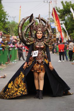 Örümcek kostümlü Biro Moda Karnavalı