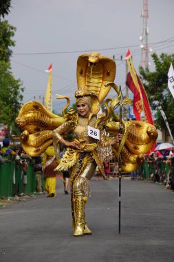 Kobra kostümlü Biro Moda Karnavalı