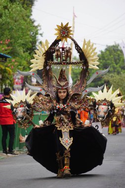 İnek kostümlü Biro Moda Karnavalı