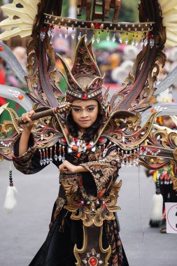 İnek kostümlü Biro Moda Karnavalı