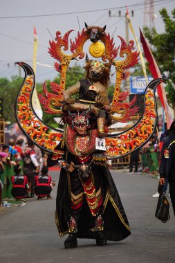 İnek kostümlü Biro Moda Karnavalı