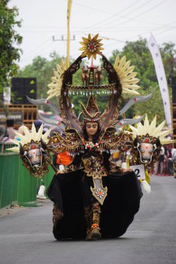 İnek kostümlü Biro Moda Karnavalı