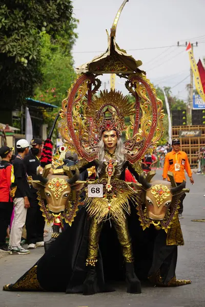 İnek kostümlü Biro Moda Karnavalı